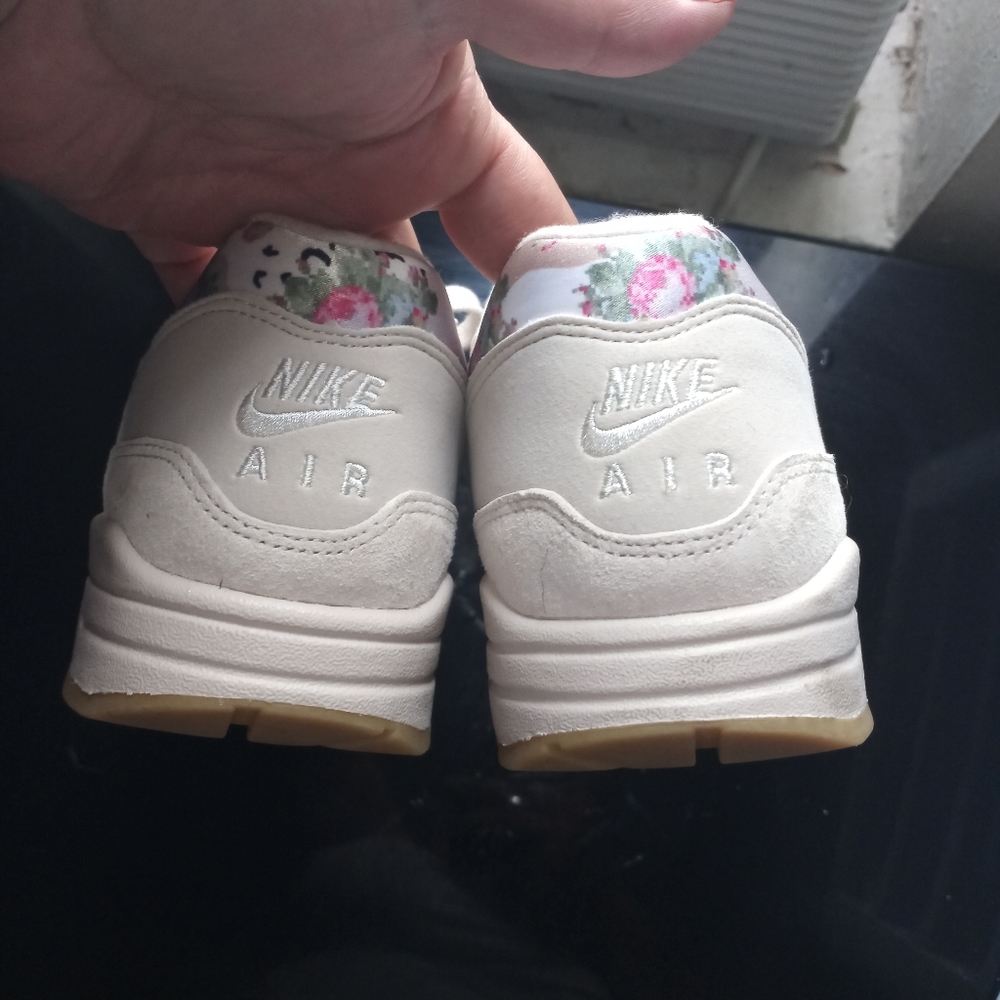 Shoes - Picture 4 of 5